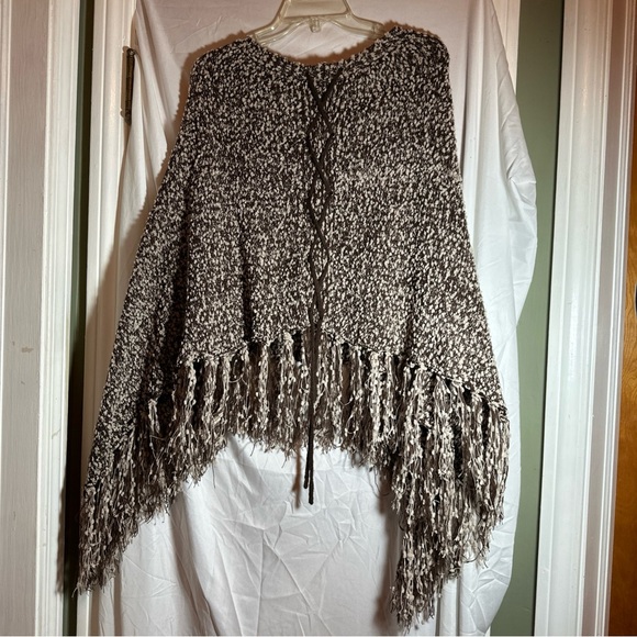 Simply Noelle Brown Knit  Poncho Sweater OSFA One Size Tassel Hem Boho - Picture 1 of 6